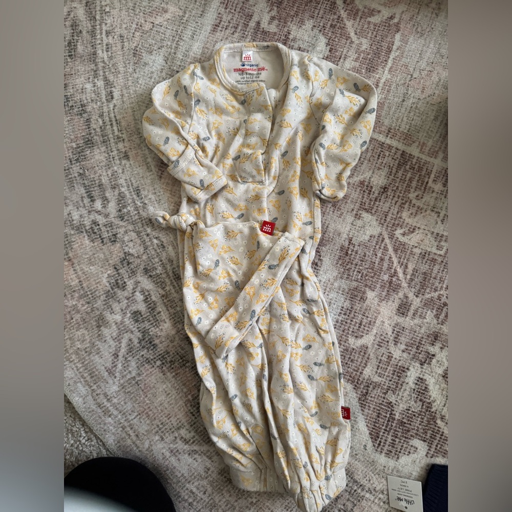 Magnetic me gown 0-3 month